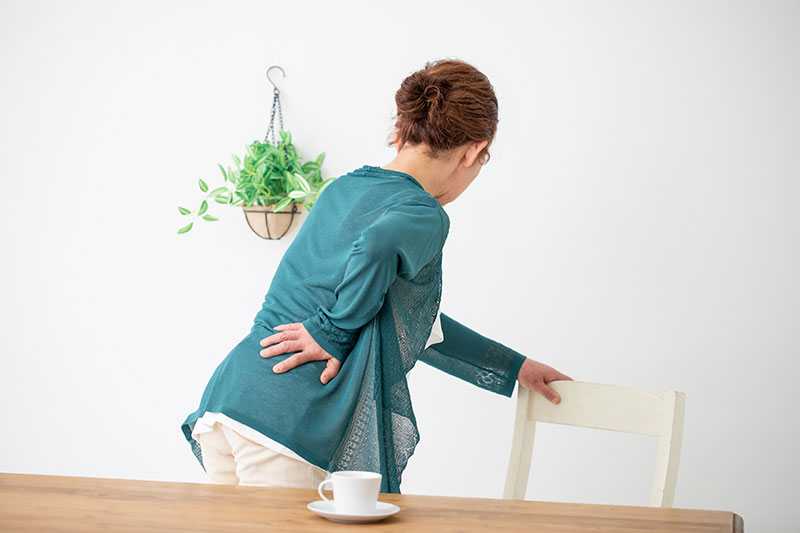 Symptome bei Arthrose: Schmerzen beim Aufstehen Symptome bei Arthrose: Schmerzen beim Aufstehen